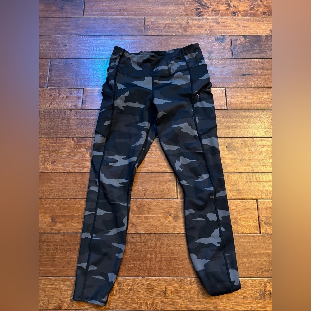 Athleta Camo Contender 7/8 Leggings Womens Sz S Pockets Black Gray Gym Hiking